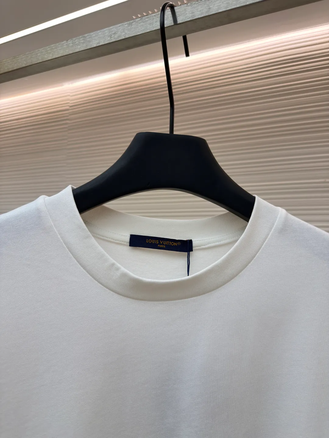 LOUIS VUITTON round neck printed short-sleeved T-shirt ●Original version: Purchased and developed at 7450 ●Item number: 1682214-A10 ●Fabric: cotton fabric ●Technology: Printing ●Color: white ●Version: fitted version ●Weight: about 260 grams ●Size: S-M-L-XL ●Description: This printed short-sleeved T-shirt is made using high-end garment technology. The fabric is made of 230g heavyweight double-strand combed cotton. It is treated with an enzyme washing process to make the cotton soft to the touch and not easy to pill or deform, while retaining the breathability and skin-friendly properties of cotton. The back theme printing uses a composite process of digital direct inkjet printing and screen printing. First, digital direct inkjet printing is used to restore the color gradation and delicate texture of the pattern, and then screen printing is used to outline the outline of the pattern, which increases the color firmness of the printing by 30% and does not fade or crack after repeated washing. The neckline is hemmed with two stitches and is paired with high-elastic rib fabric, which is resistant to pulling and does not deform after long-term wear. The side seams and shoulder seams of the body are sewn with embedded clip technology, and the stitching is fine and smooth. The overall shape is created through three-dimensional tailoring to create a loose shoulder drop effect, taking into account both wearing comfort and stiffness. The overall wiring is straight and delicate, the fabric is comfortable and soft, and the color is consistent without color difference. It can be matched with the same style to create a fashionable look and control various occasions. Customized accessories, complete with three standards, same style for men and women!